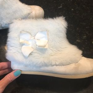 Gymboree white boots with fur and bow 2